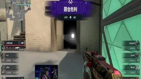 “揭秘阿森纳新赛季战袍！时尚红蓝条纹撞色，经典加农炮闪耀登场！”